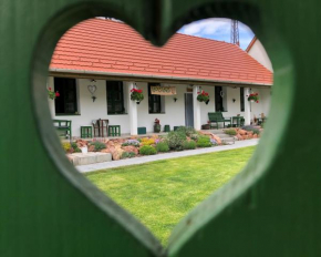 Ladislaus Schnaps-Haus Falusi Vendégház Csolnok